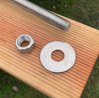 Isoleret anneks: Bjælke i terrasse til isoleret anneks holdes på plads Isoleret anneks: Bjælke i terrasse til isoleret anneks holdes på plads med gevindstang